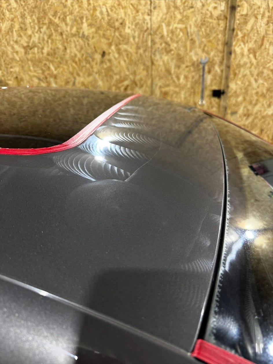 Hologrammes visibles sous la lampe sur la carrosserie grise d’une Volkswagen Golf 5 R32