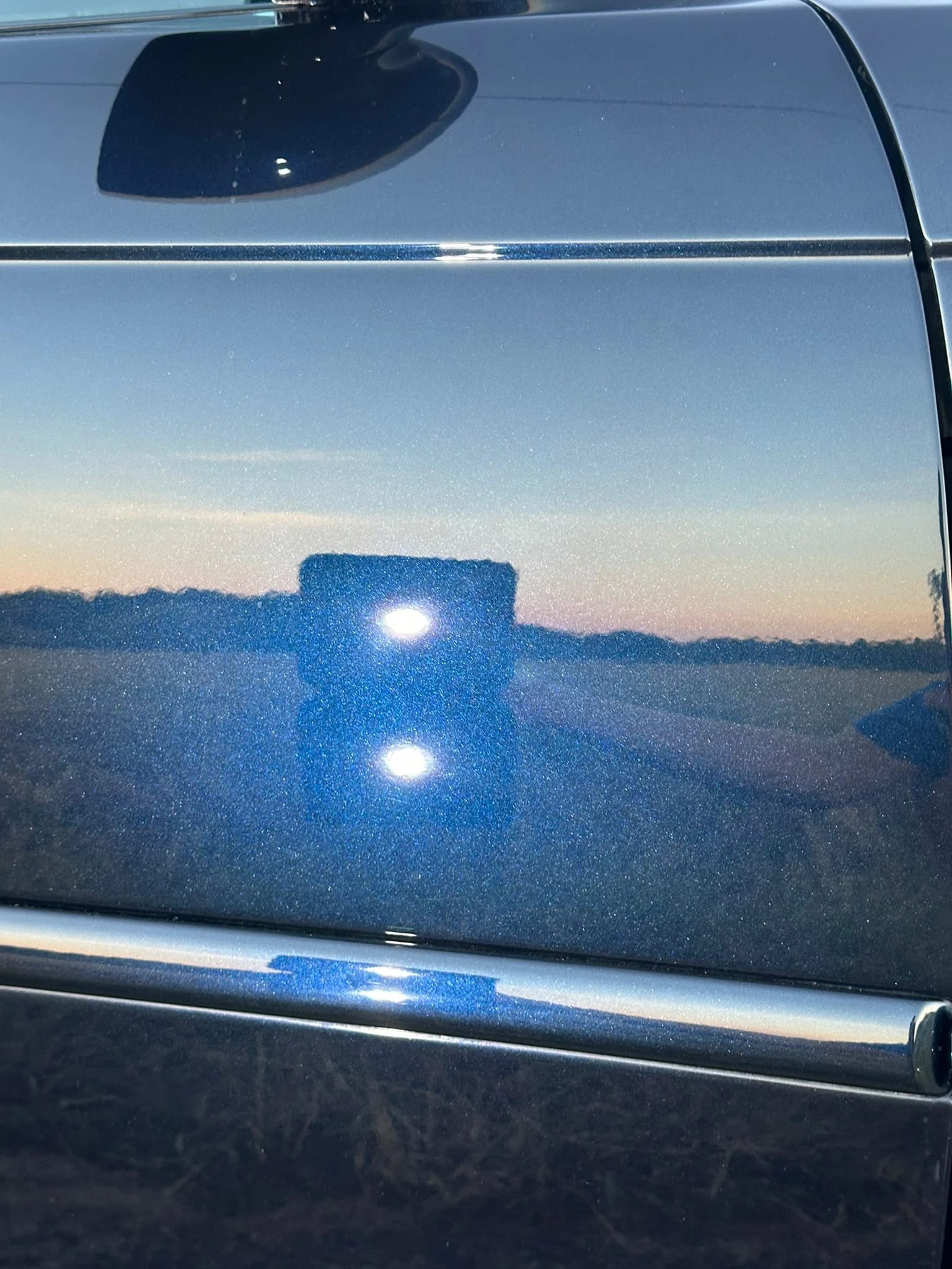 Hologrammes visibles dans le vernis d’une BMW M3 Carbon Schwarz