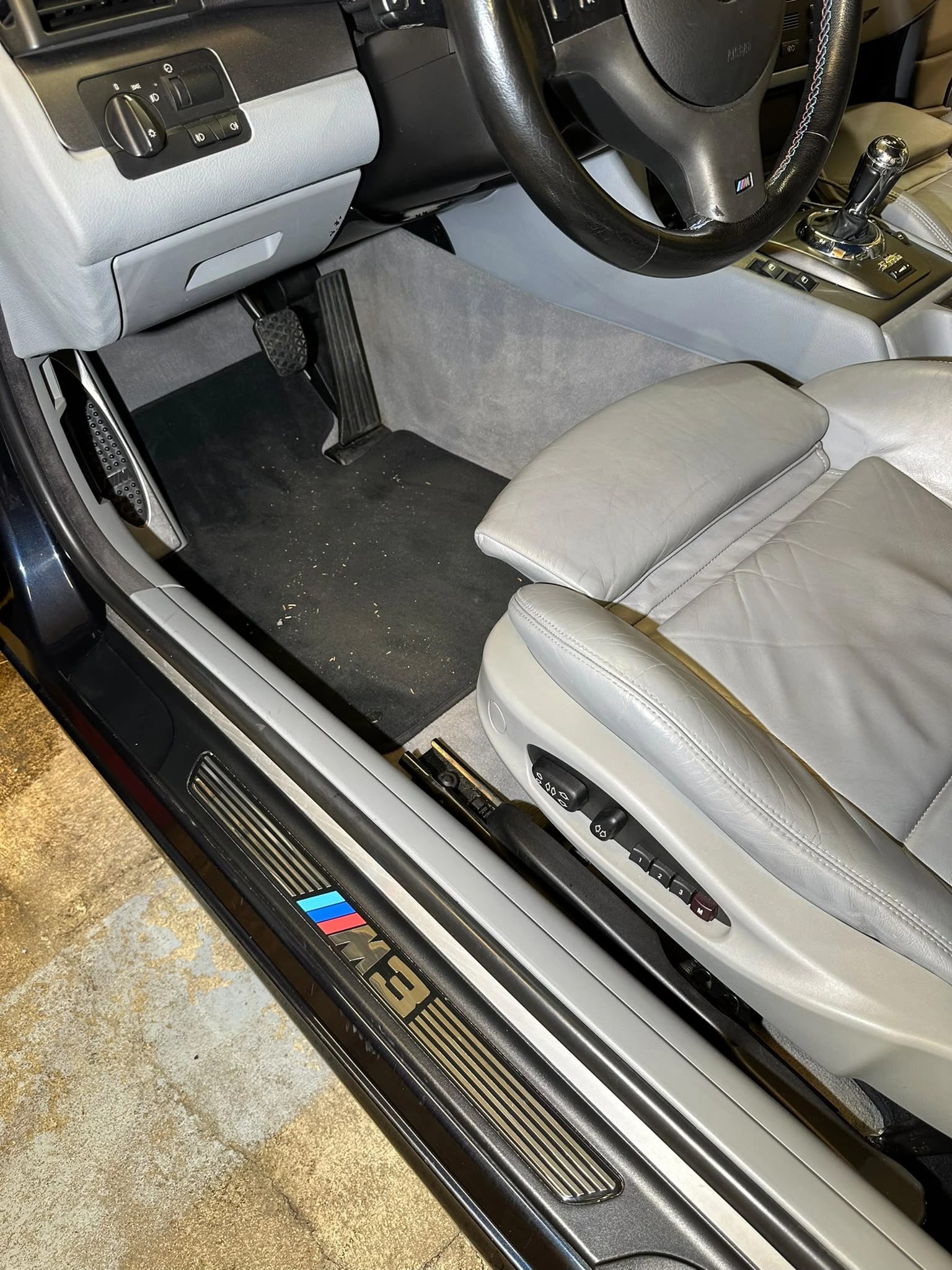 Moquette, seuil de porte M3 et siège en cuir gris d’une BMW M3 E46 après un dépoussiérage profond