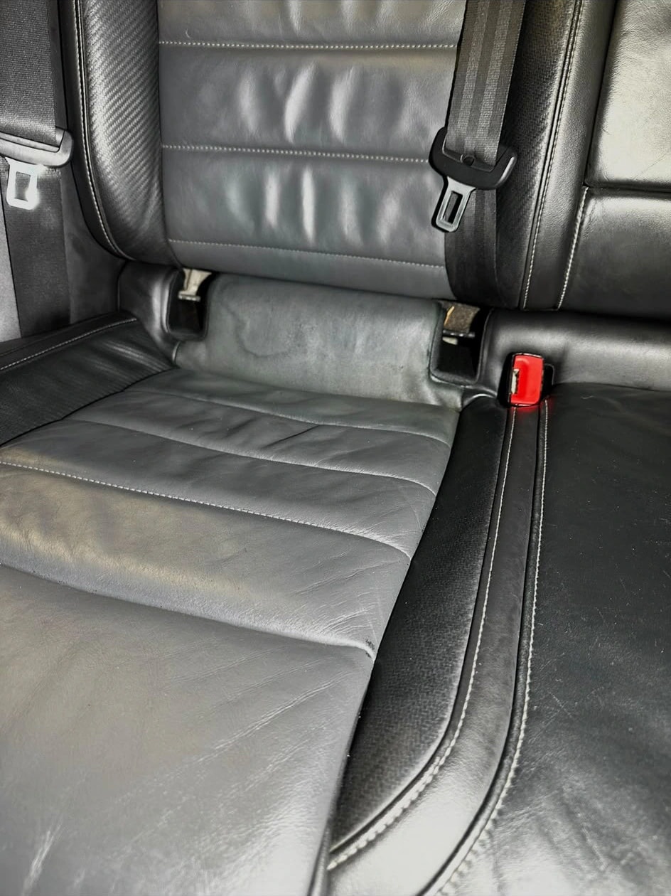 Après : banquette arrière en cuir noir de la Golf 7 assainie et nourrie