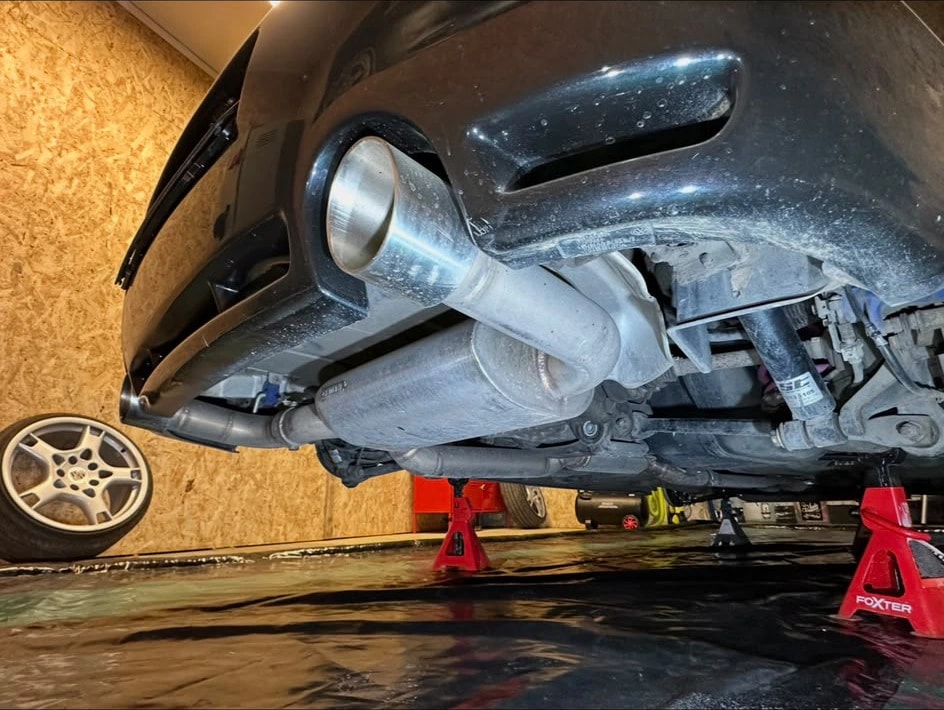 Avant : ligne d’échappement et train arrière encrassés d’une Golf 4 R32