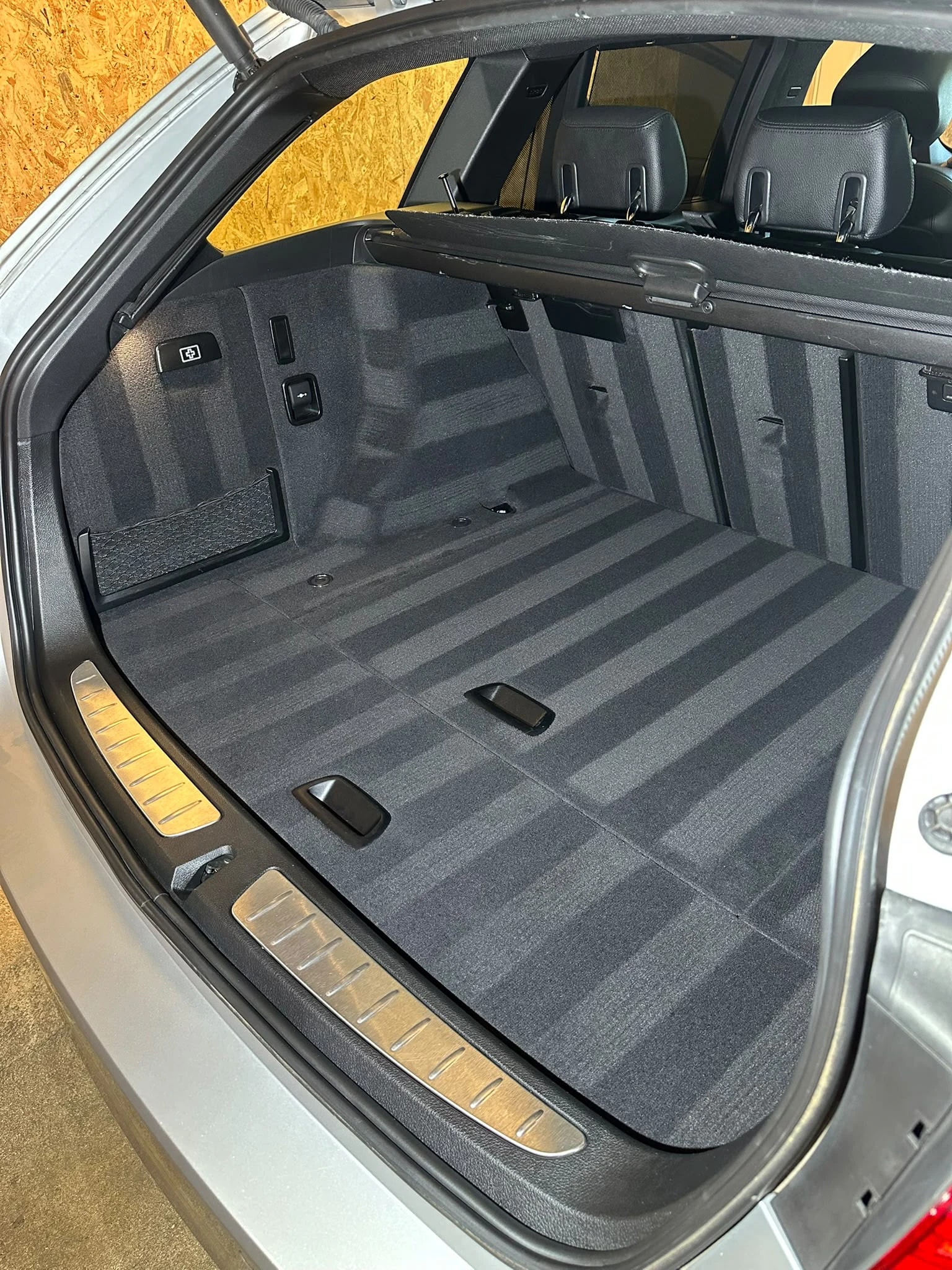 Après : moquette du coffre de la BMW Série 3 Break révélée par bandes