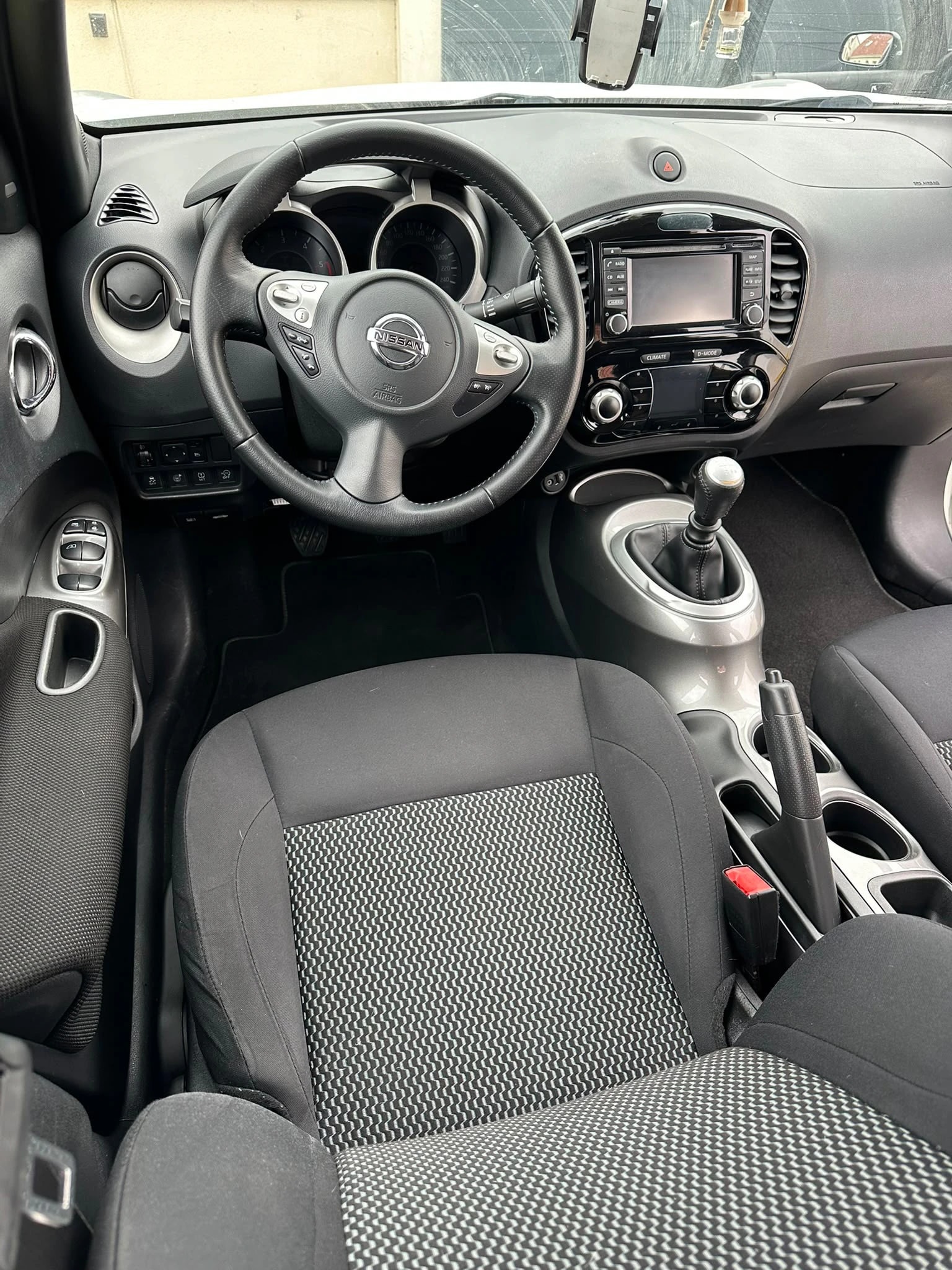 Poste de conduite d’un Nissan Juke après nettoyage intérieur complet