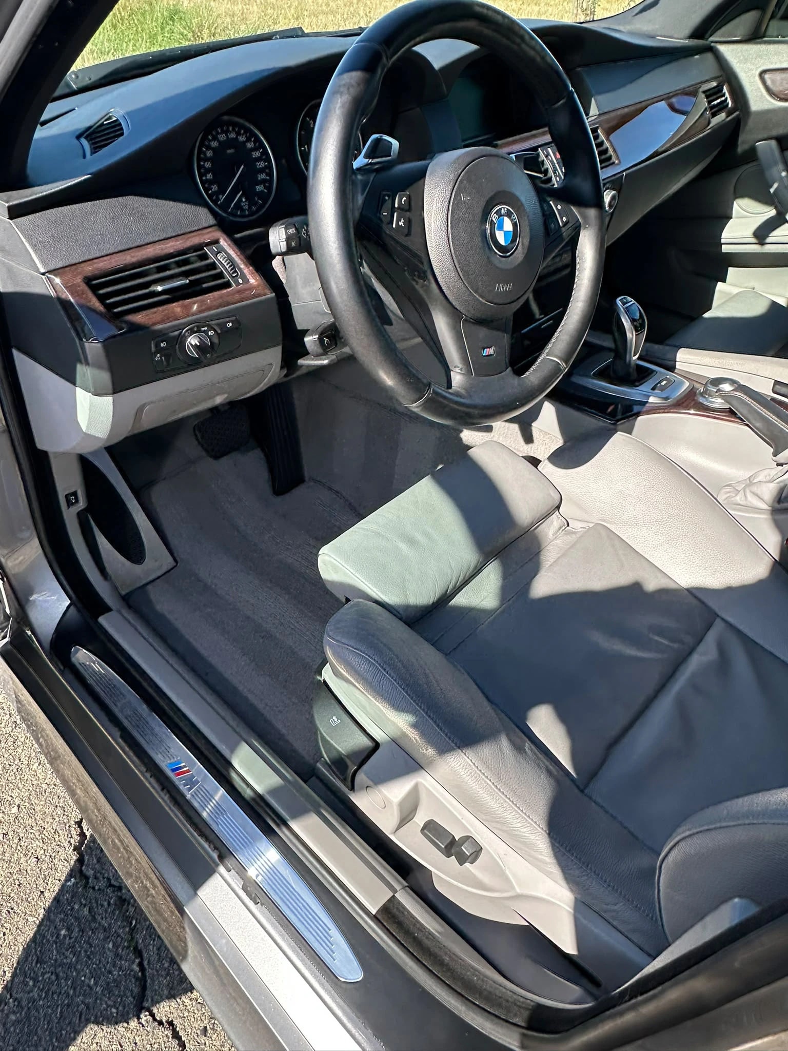 Poste de conduite et sièges cuir gris d’une BMW Série 5 Touring après remise à niveau intérieure