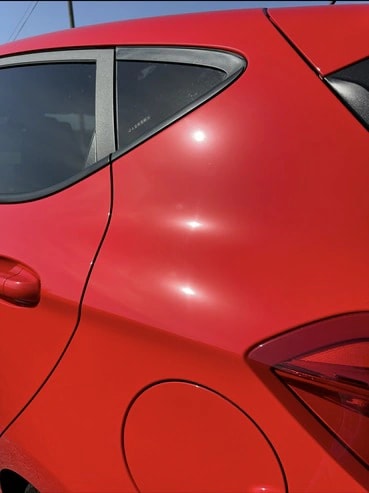 Après : carrosserie rouge de la Ford Fiesta ST Line polie, reflets nets