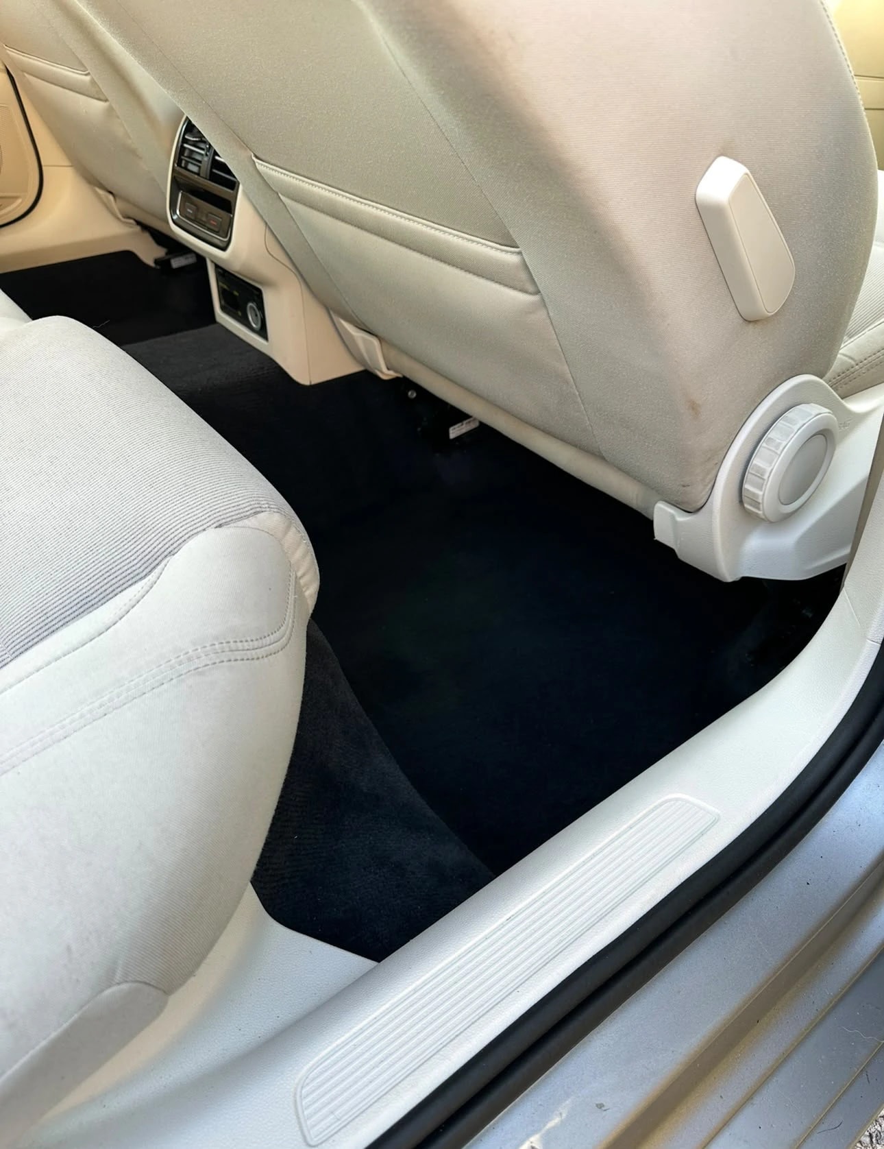 Après : banquette arrière et moquette noire de la Passat Break nettoyées
