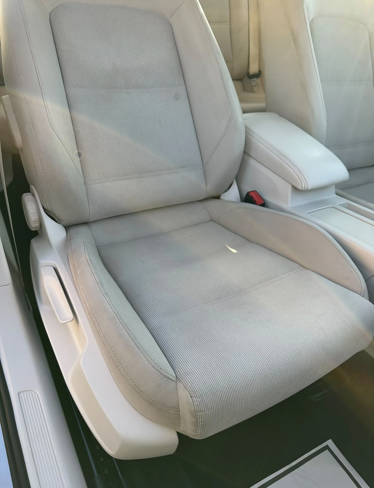 Après : siège avant beige de la Passat Break nettoyé, tissu uniforme