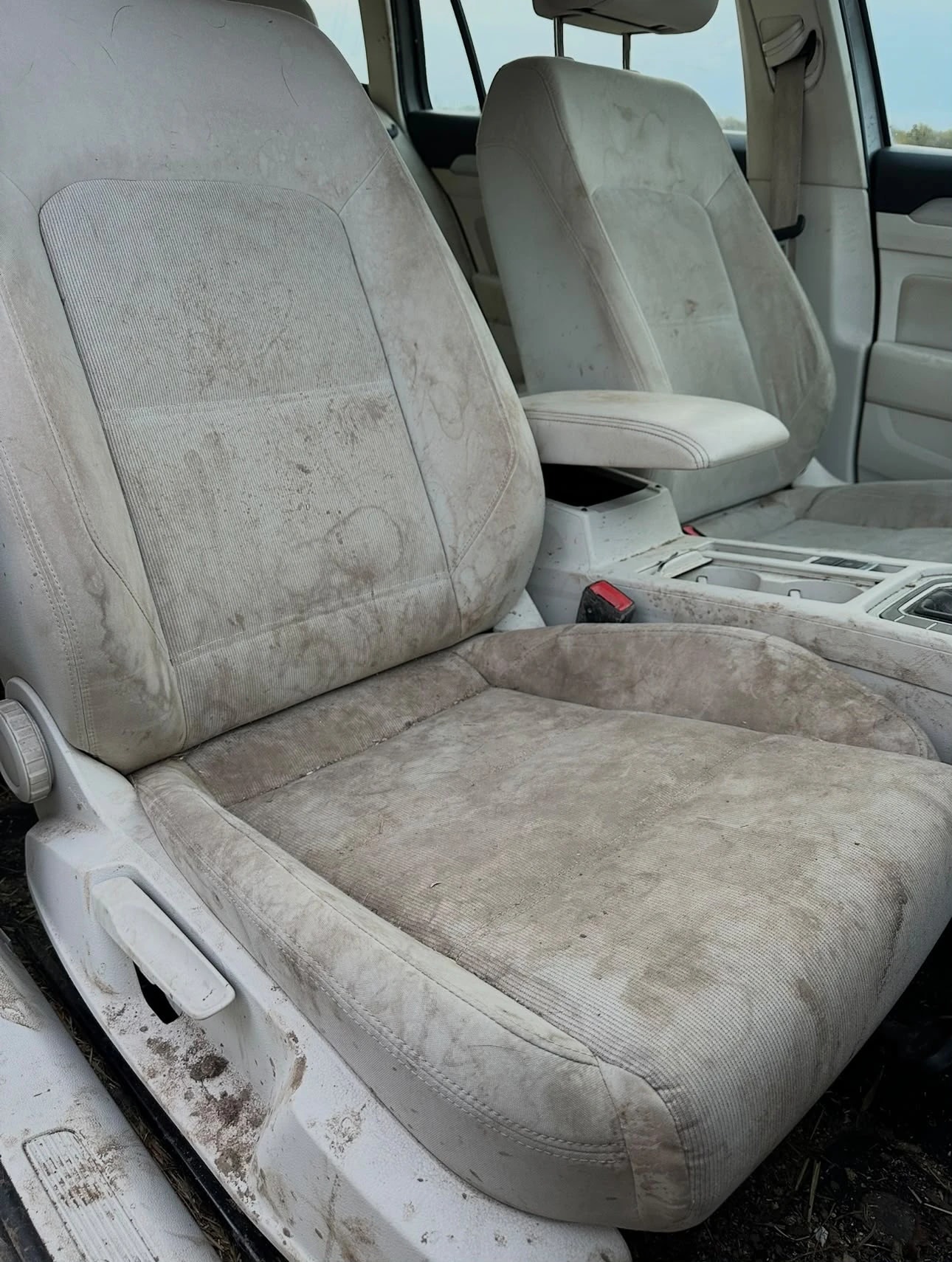 Avant : siège avant beige d’une Passat Break marqué par des salissures canines