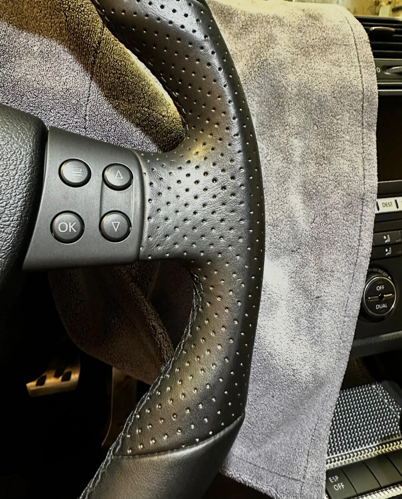 Après : volant microperforé de la Golf 5 R32 dégraissé et reperforé, fini mat