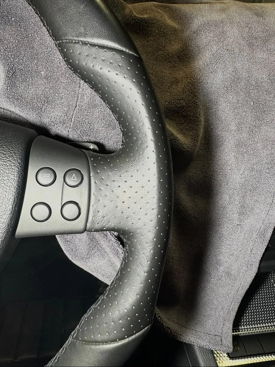 Avant : volant cuir microperforé d’une Golf 5 R32 lustré par l’usure