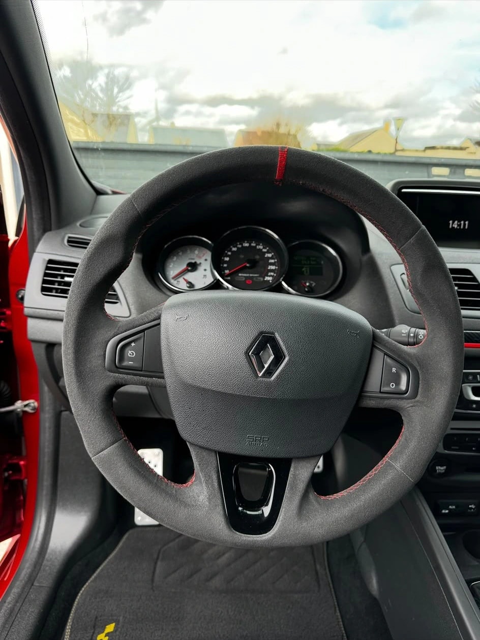 Volant Alcantara d’une Renault Mégane RS nettoyé, repère rouge à midi