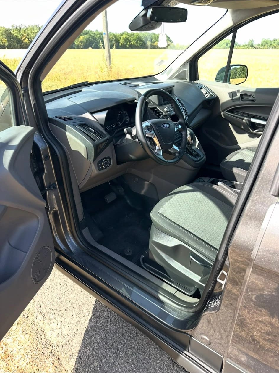 Après : poste de conduite du Ford Transit Connect nettoyé, tissu et plastiques ravivés